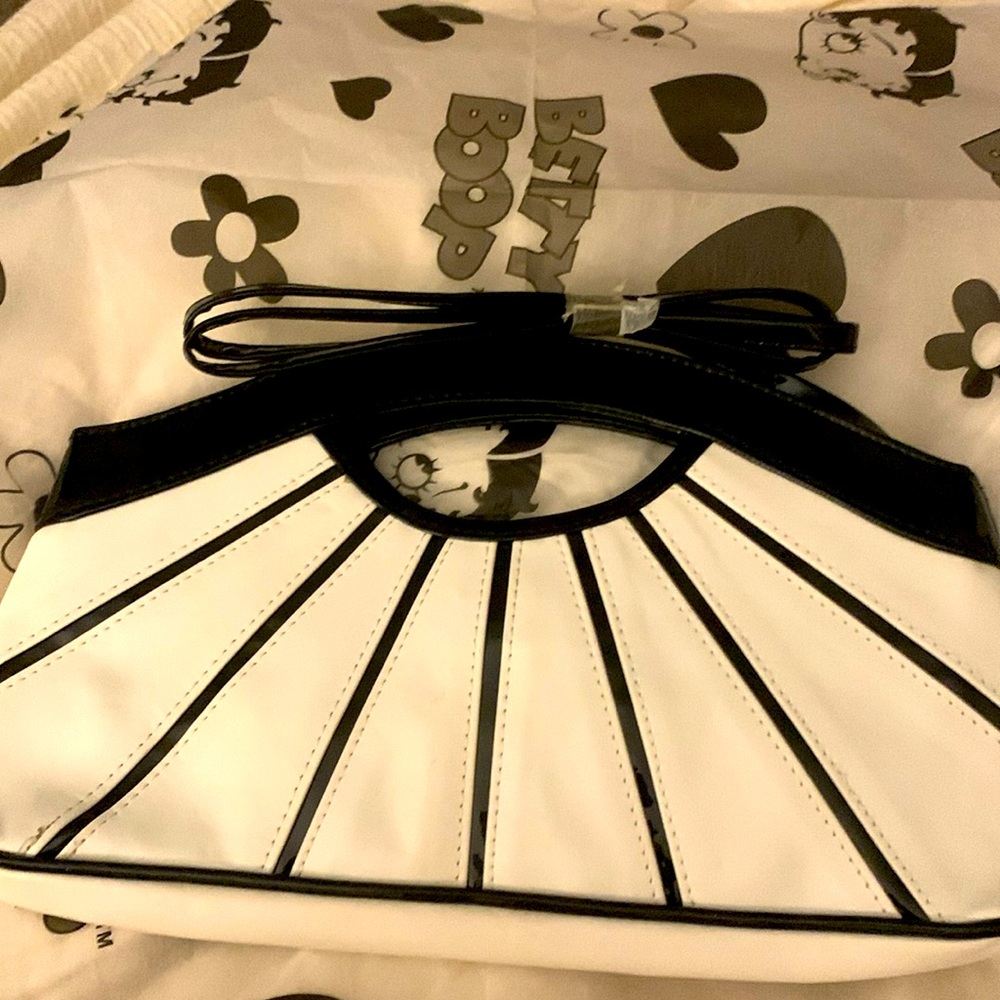 Clutch w/semi-circular design with black piping, creating a sunburst effect.